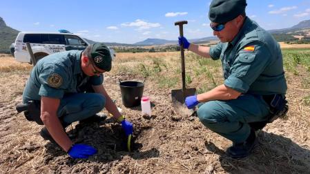 Agentes del Servicio de Protección de la Naturaleza (SEPRONA) en su investigación sobre la contaminación