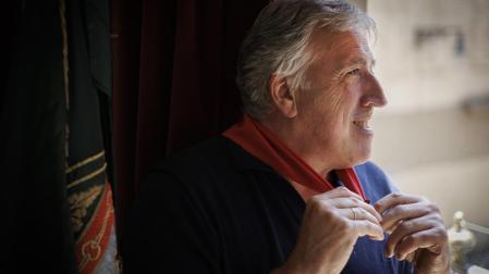 El alcalde de Pamplona, Joseba Asiron, durante la entrevista a escasos días de inicio de los Sanfermines 2025