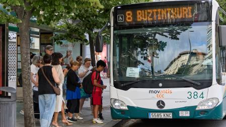 Varios usuarios abordan la villavesa en una marquesina de la Plaza de Merindades, en hora punta.