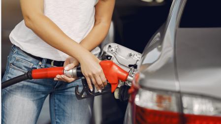 Una mujer, repostando en una gasolinera