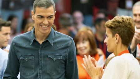 El secretario general del PSOE y presidente del Gobierno, Pedro Sánchez, junto a la lídero del PSN y presidenta de Navarra, María Chivite, en el Comité Federal del PSOE de este sábado