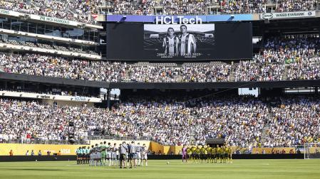 Los jugadores del Real Madrid y del Borussia Dortmund guardan un minuto de silencio antes del inicio del choque de cuartos de final del Mundial de Clubes /