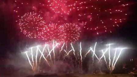Un momento del lanzamiento de los fuegos artificiales del 8 de julio