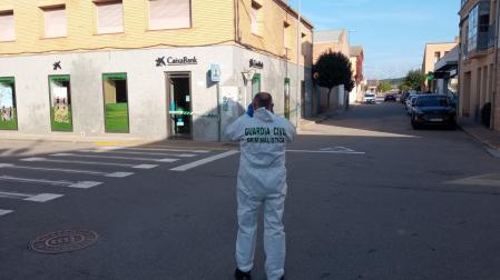 Agentes de Criminalística de Guardia Civil, junto a la sucursal atracada en Cabanillas