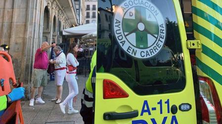 Una ambulancia de la DYA, en la plaza del Castillo