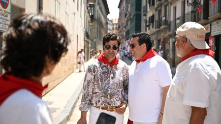 Morante, con unos aficionados, este viernes en las calles de Pamplona