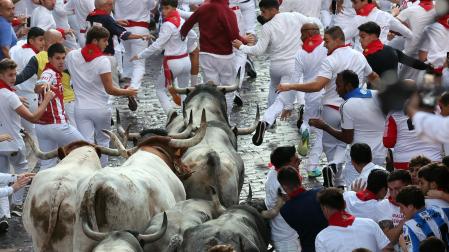 Fotos del sexto encierro de San Fermín con toros de Escolar. |