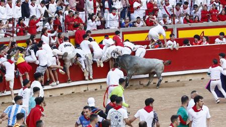 Fotos del sexto encierro de San Fermín con toros de Escolar. |