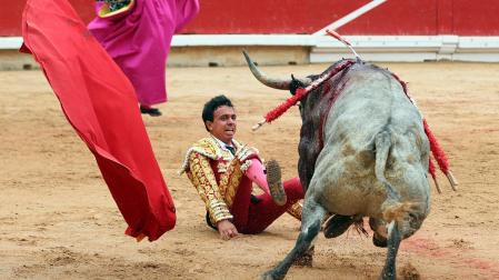 Secuencia de imágenes del susto a Juan de Castilla en el tercer toro.