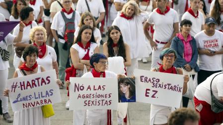 Fotos de la concentración multitudinaria en repulsa de las agresiones sexistas en Sanfermines
