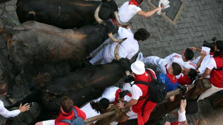 Fotos del octavo encierro de San Fermín 2025 con toros de Miura. |