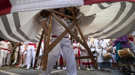 Fotos de la salida de la Comparsa de Gigantes y Cabezudos este 14 de julio de San Fermín 2025.