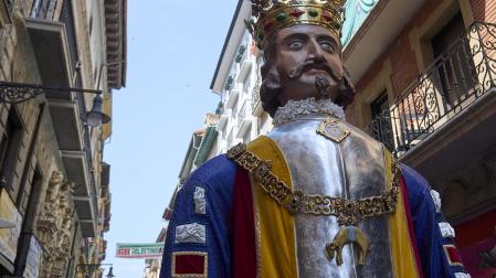 Fotos de la salida de la Comparsa de Gigantes y Cabezudos este 14 de julio de San Fermín 2025.