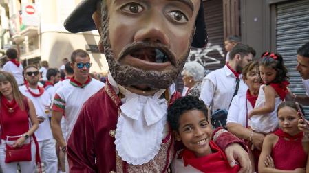 Fotos de la salida de la Comparsa de Gigantes y Cabezudos este 14 de julio de San Fermín 2025.