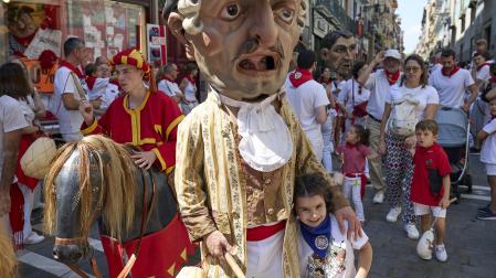 Fotos de la salida de la Comparsa de Gigantes y Cabezudos este 14 de julio de San Fermín 2025.