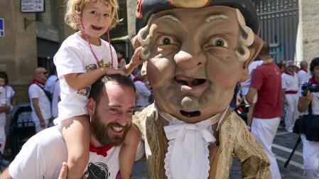 Fotos de la salida de la Comparsa de Gigantes y Cabezudos este 14 de julio de San Fermín 2025.