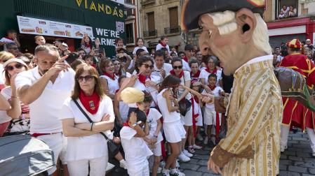 Fotos de la salida de la Comparsa de Gigantes y Cabezudos este 14 de julio de San Fermín 2025.