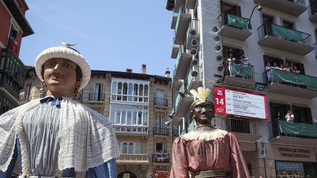 Fotos de la salida de la Comparsa de Gigantes y Cabezudos este 14 de julio de San Fermín 2025.