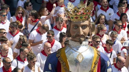 Fotos de la salida de la Comparsa de Gigantes y Cabezudos este 14 de julio de San Fermín 2025.
