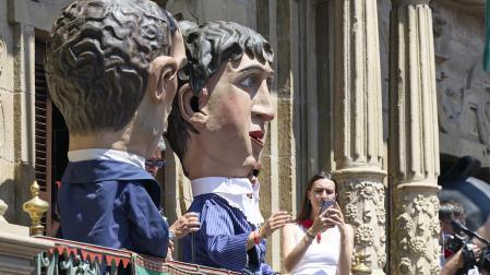 Fotos de la salida de la Comparsa de Gigantes y Cabezudos este 14 de julio de San Fermín 2025.
