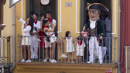 Fotos de la salida de la Comparsa de Gigantes y Cabezudos este 14 de julio de San Fermín 2025.
