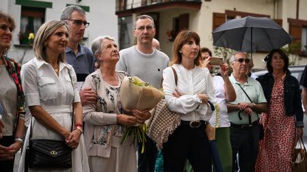 En el centro de la imagen, Reyes Zubeldia, viuda de José Javier Múgica, junto a sus hijos Francisco Javier, Daniel y Raquel, y la presidenta de UPN, Cristina Ibarrola /