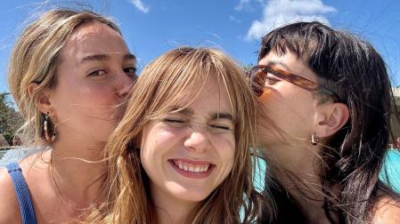 Clara Galle, en el centro, en una escena de una serie