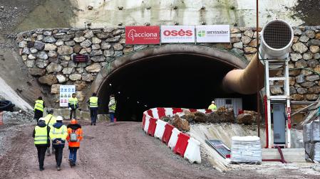 Imagen de las obras en el túnel de Belate el pasado 5 de febrero, cuando las visitaron miembros del Parlamento de Navarra /