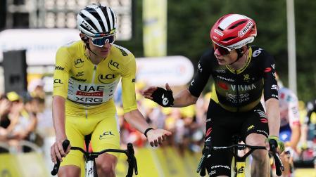 Tadej Pogacar (izda.) y Jonas Vingegaard chocan las manos tras cruzar la meta de la décima etapa del Tur 2025 en Le Mont Dore Puy de Sancy /