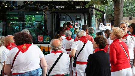 Varias personas esperan para acceder a una de las villavesas el pasado 9 de julio /