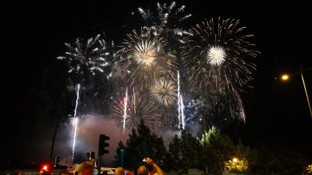 Varias personas observan los fuegos artificiales del 10 de julio /