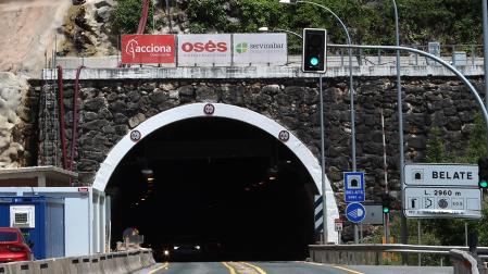 Vehículos circulando por el túnel de Belate, el pasado 18 de junio