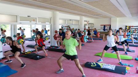 Vecinos de Fontellas, en el gimnasio del complejo municipal.