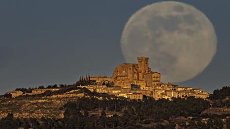 Iluminado por la luna, el casco urbano de Ujué resplandece con las últimas luces del atardecer