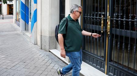 El exsecretario de Organización del PSOE Santos Cerdán a su entrada a su domicilio en Madrid el pasado mes de junio /