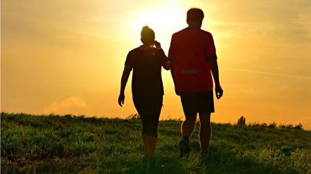 Una pareja caminando por el campo