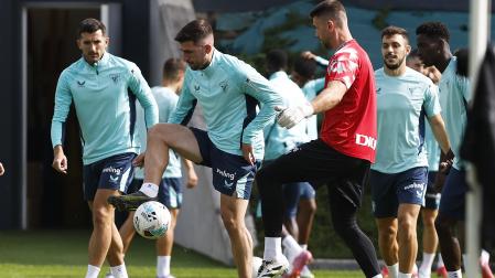 Jesús Areso trata de evitar que Unai Simón le quite el esférico durante le entrenamiento de este viernes en Lezama