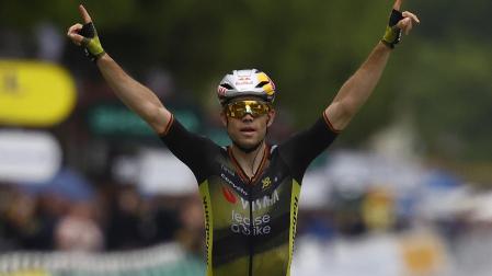 Wout Van Aert festeja su triunfo, brazos en alto, en la última etapa del Tour de Francia 2025