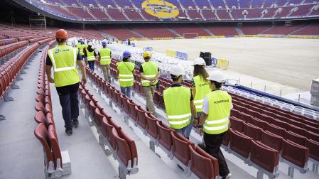 Varias personas caminan por las gradas del Spotify Camp Nou durante las pruebas efectuadas este lunes 28 de julio /