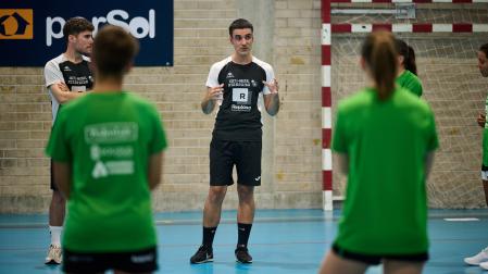Miguel Etxeberria, dirigiéndose a sus jugadoras en la primera sesión de pretemporada