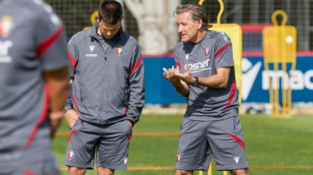 Chema Sanz, segundo entrenador, conversa con Alessio Lisci