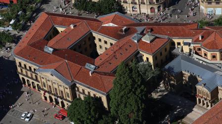 Imagen aérea del Palacio de Navarra, tomada el 8 de julio, con Carlos III al fondo y en primer plano la Avenida de San Ignacio