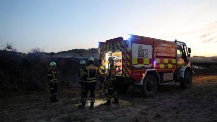 Bomberos trabajan en el incendio declarado entre Artajona y Larraga.