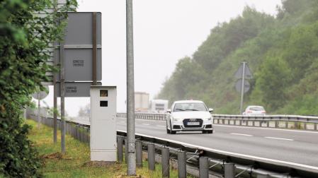 Una imagen reciente del radar instalado en octubre de 2009 en la autovía de Leitzaran (A-15), a la altura de Lekunberri