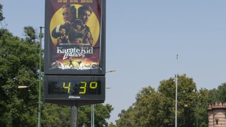 La sensación del octavo día de la ola de calor sigue siendo sofocante, con temperaturas máximas que en algunos puntos sobrepasan los 40 grados. En la imagen, un termómetro en una calle de Sevilla