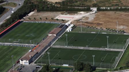 Una vista aérea de las instalaciones de Tajonar tomada este verano. Al fondo, los terrenos donde se están construyendo los primeros campos nuevos de la ampliación