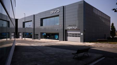 Concesionario de BYD del parque comercial de Galaria en las instalaciones que antes ocupaban Jaguar y Land Rover