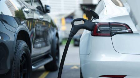 Un coche eléctrico recarga su batería