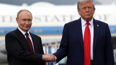 Putin y Trump se saludan a la llegada del mandatario ruso a Anchorage