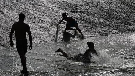 Bañistas en el río Arga, una forma de combatir los más de 40 grados que se han alcanzado hoy en Pamplona.
